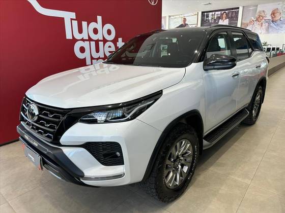 TOYOTA HILUX SW4 2.8 D-4D TURBO DIESEL SRX 7L 4X4 AUTOMÁTICO